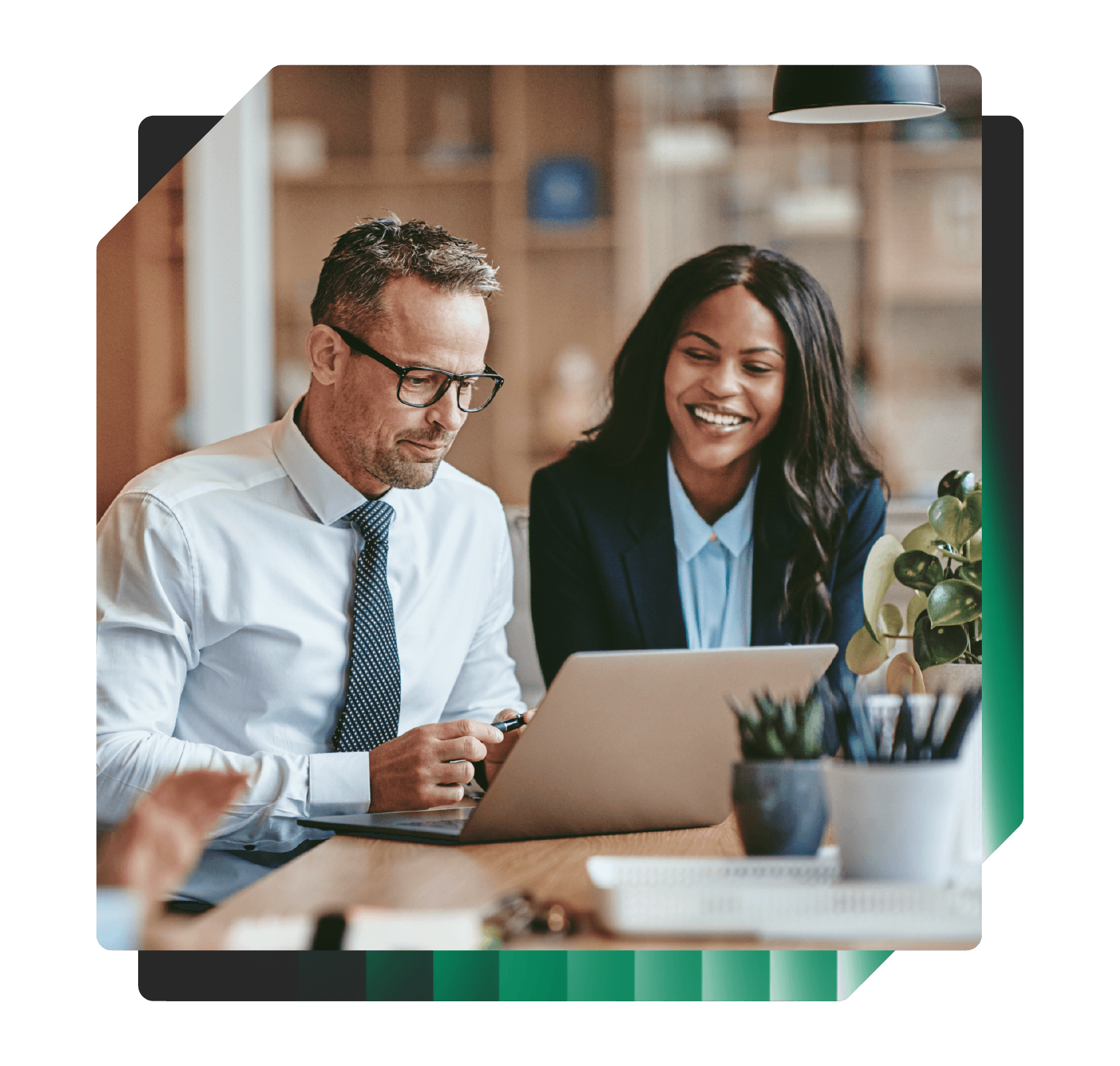 Box com imagem mostrando duas pessoas interagindo sobre uma planilha